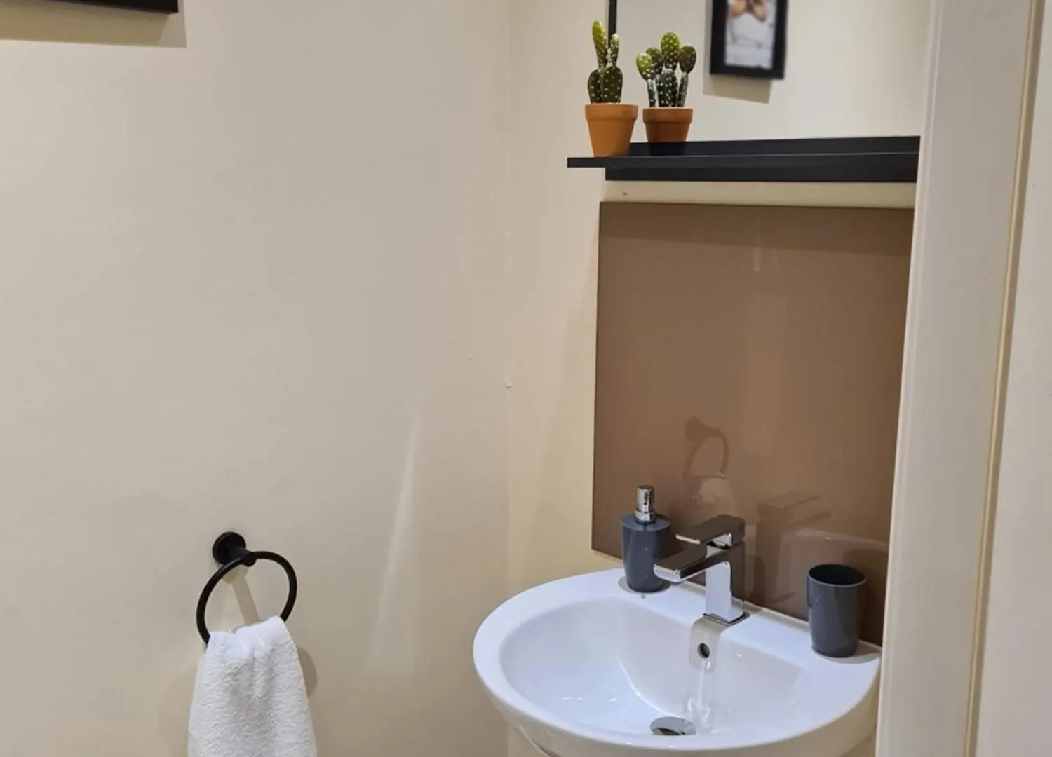 Spacious Mytholmroyd Apartment With River Views
