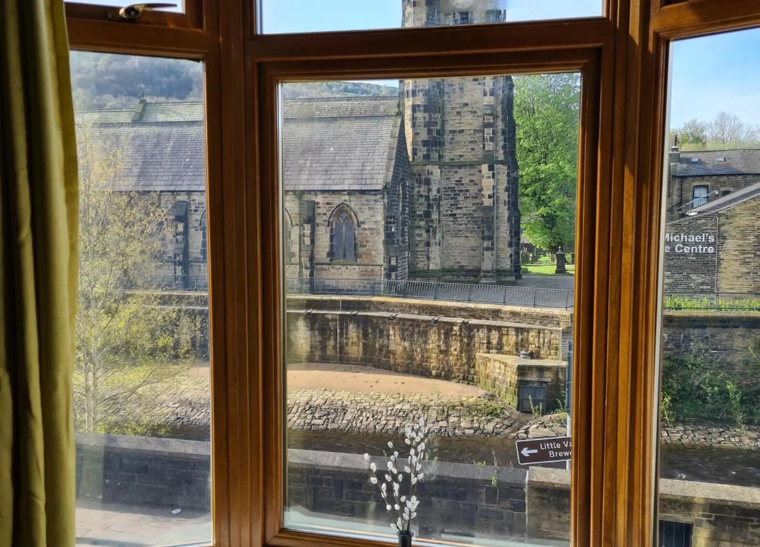 Spacious Mytholmroyd Apartment With River Views 0*,
